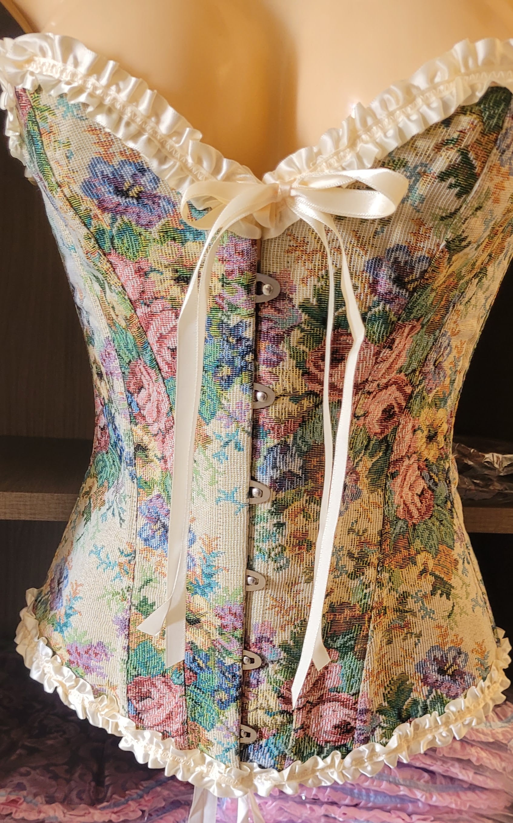 Corset Victoriano Beige Floreado – Elegancia Floral Vintage