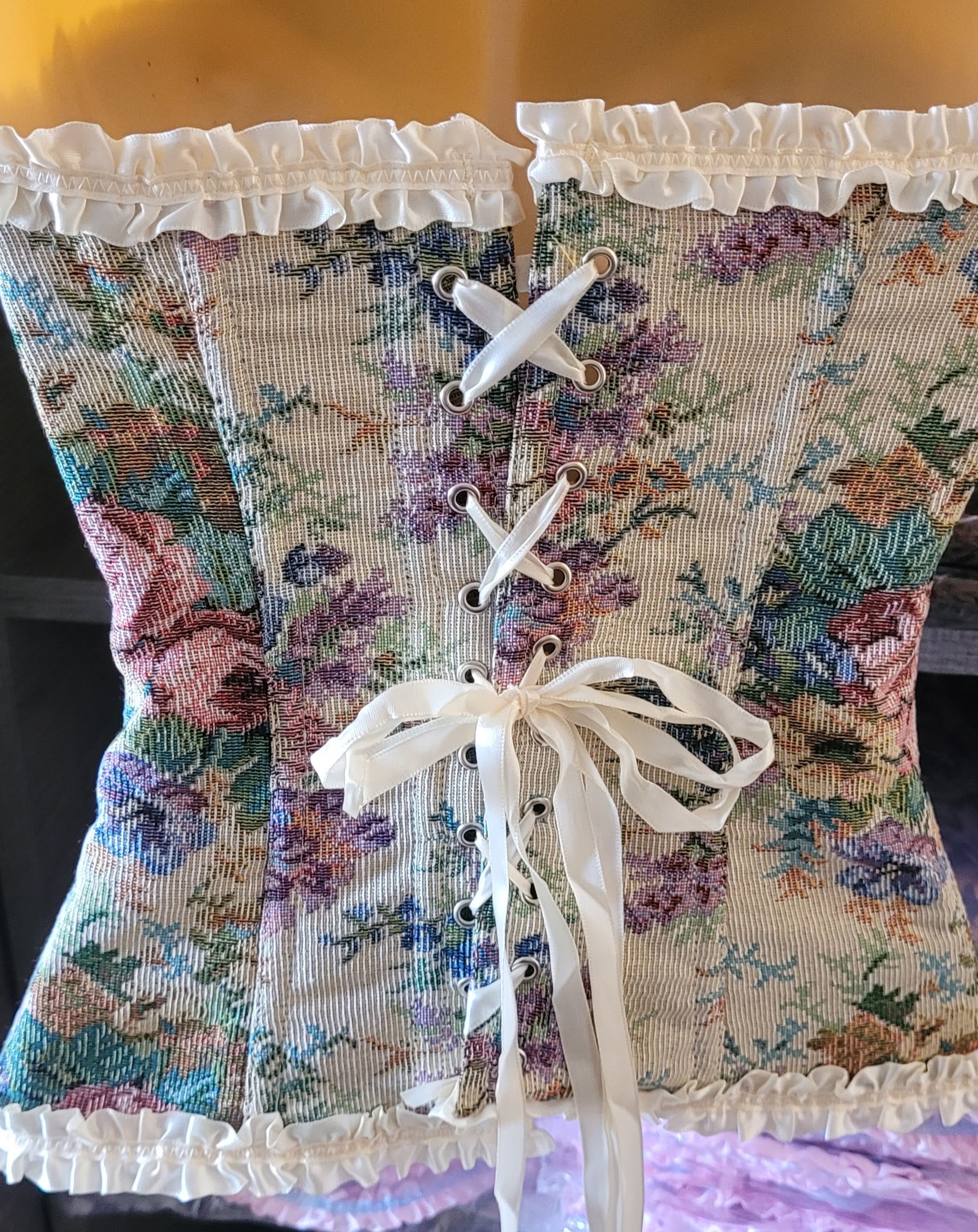 Corset Victoriano Beige Floreado – Elegancia Floral Vintage